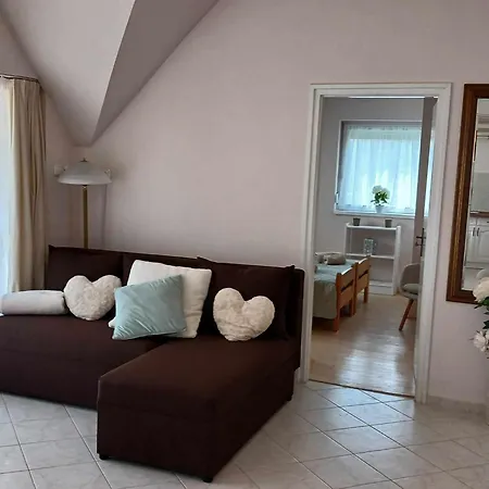 Apartment Lent A Parton Apartmanhaz