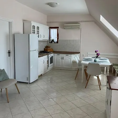 Apartment Lent A Parton Apartmanhaz