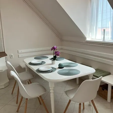 Apartment Lent A Parton Apartmanhaz
